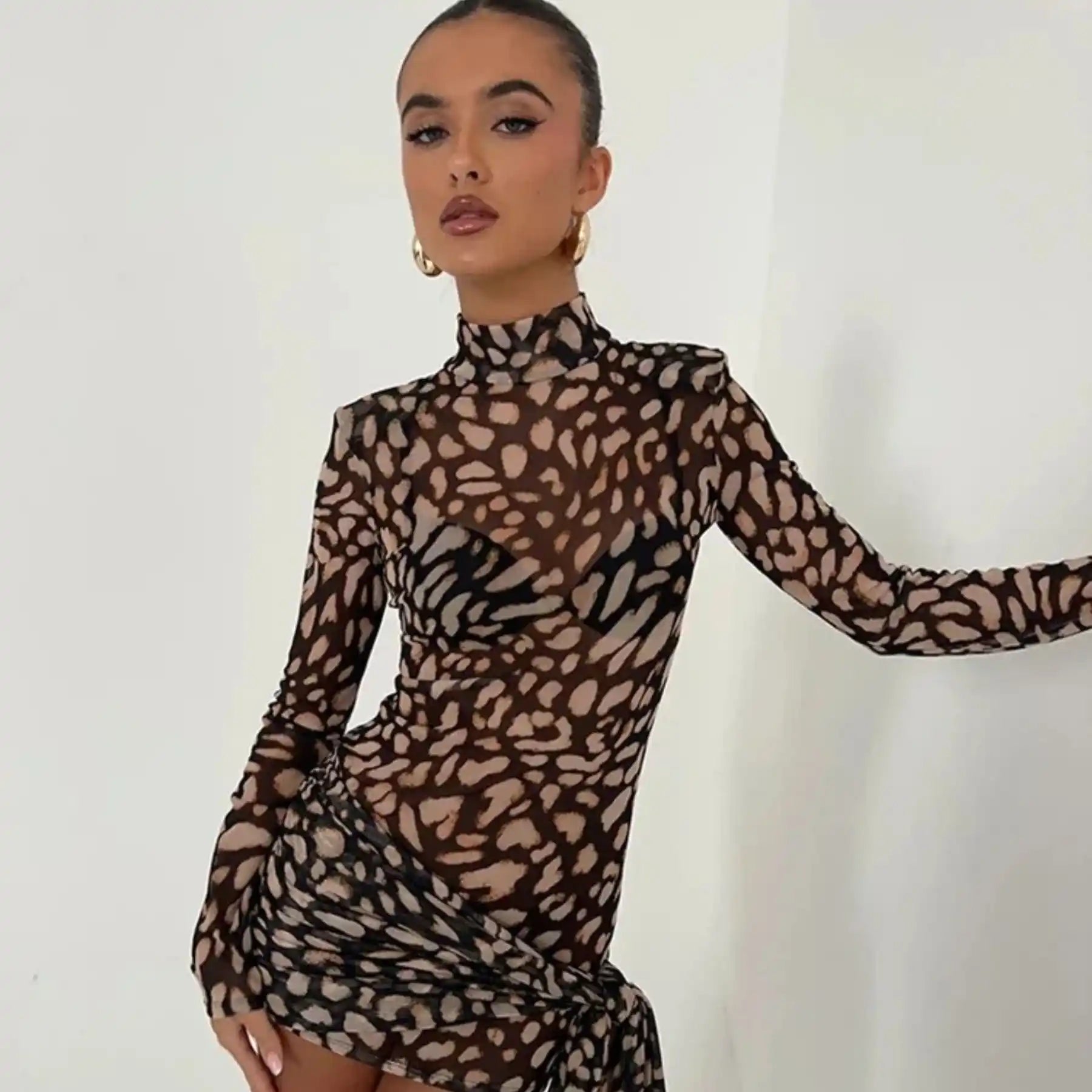 Vestido Mídi Leopardo com decote colete - Ousadia e sofisticação