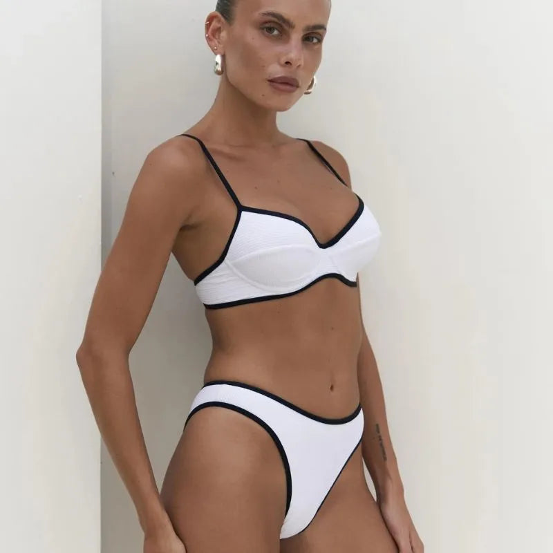 Biquíni Branco Calypso feminino - Elegância atemporal e corte exclusivo