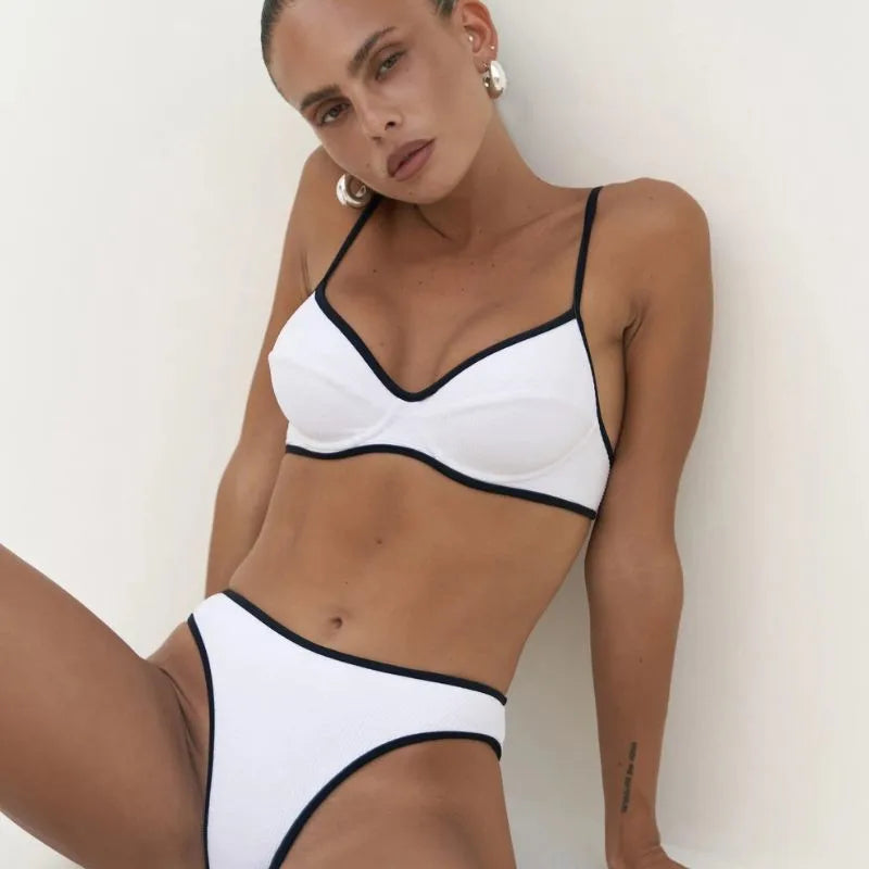 Moda praia branca Calypso - Silhueta lisanjeira e estilo sofisticado