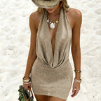 Vestido mini com brilho acetinado e caimento ajustado que valoriza a silhueta com elegância e leveza.